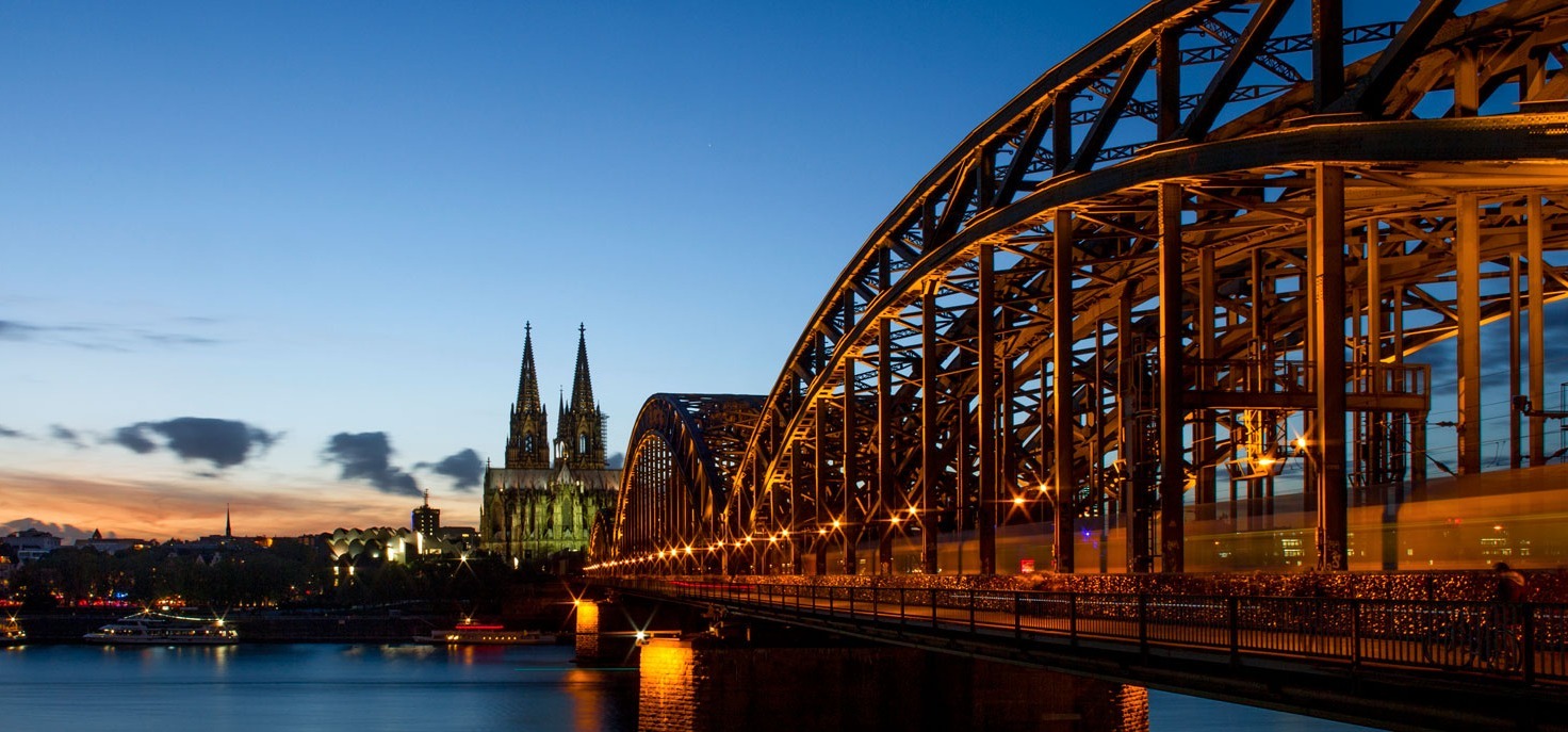 Skyline der Altstadt Kölns mit dem Dom und der Hohenzollernbrücke